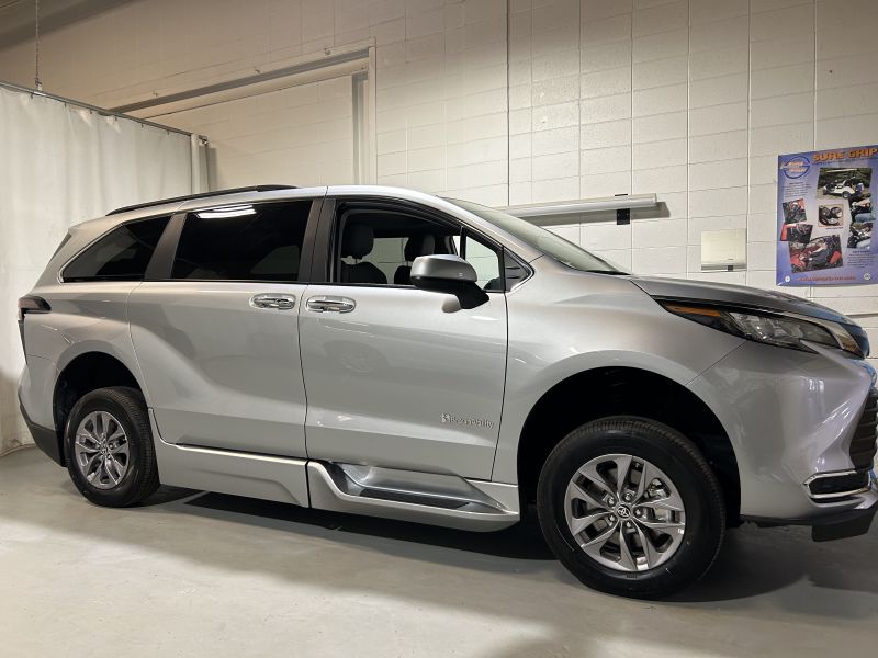 2024 Toyota Sienna XLE with Braun Power Infloor Ramp ( in transit)