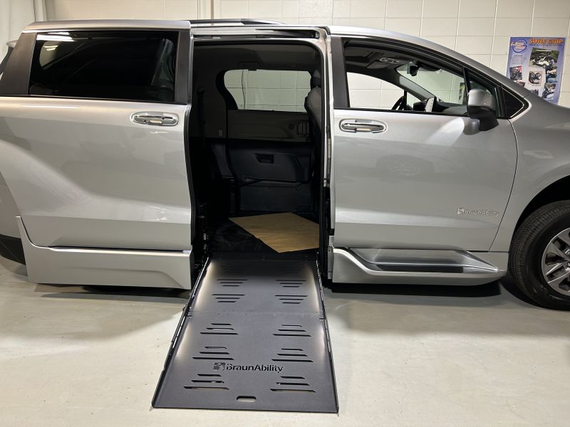 2024 Toyota Sienna XLE Hybrid with Braun Power Fold Out Ramp