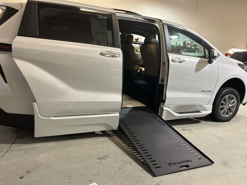 2024 Toyota Sienna XLE Hybrid with Braun Power Infloor conversion