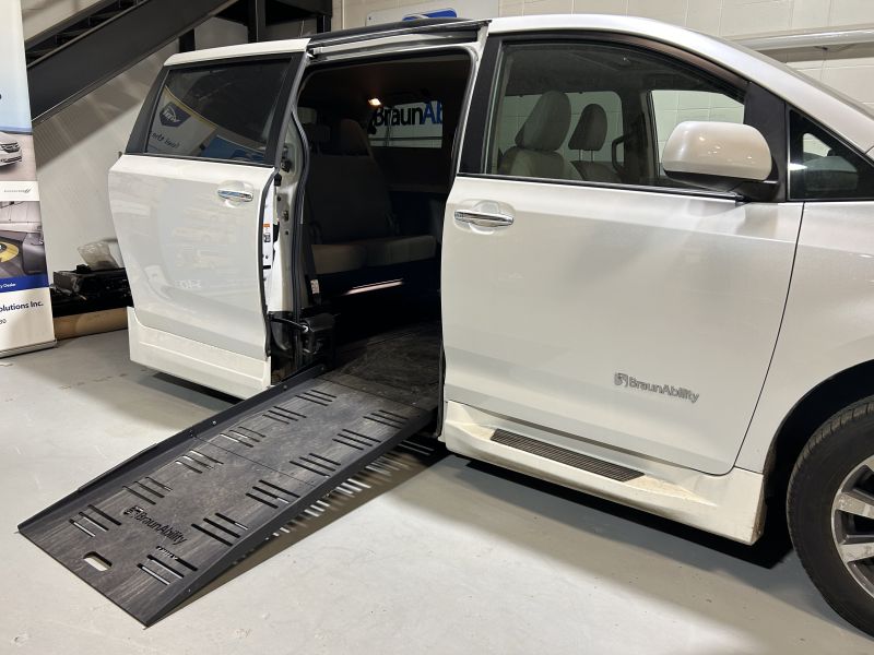 2020 Toyota Sienna XLE with Braun Rampvan Conversion/ driving equipment